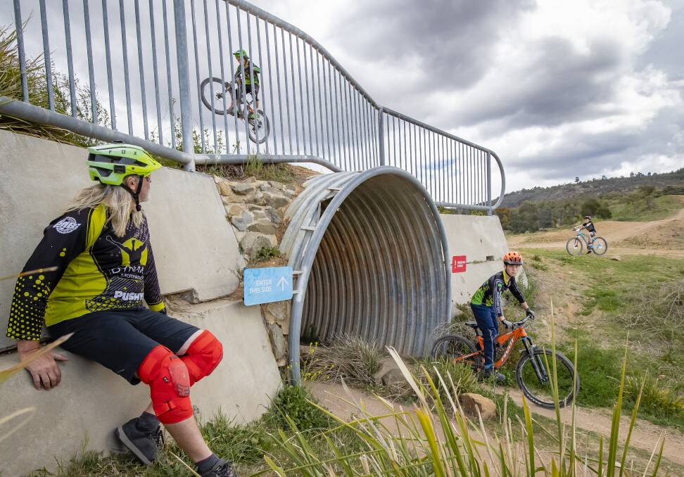 Dynamic Motivation chief executive Mic Longhurst at Mount Stromlo with 12-year-old students Obi Channing, Troy Werner and Dylan Turner. Picture: Sitthixay Ditthavong