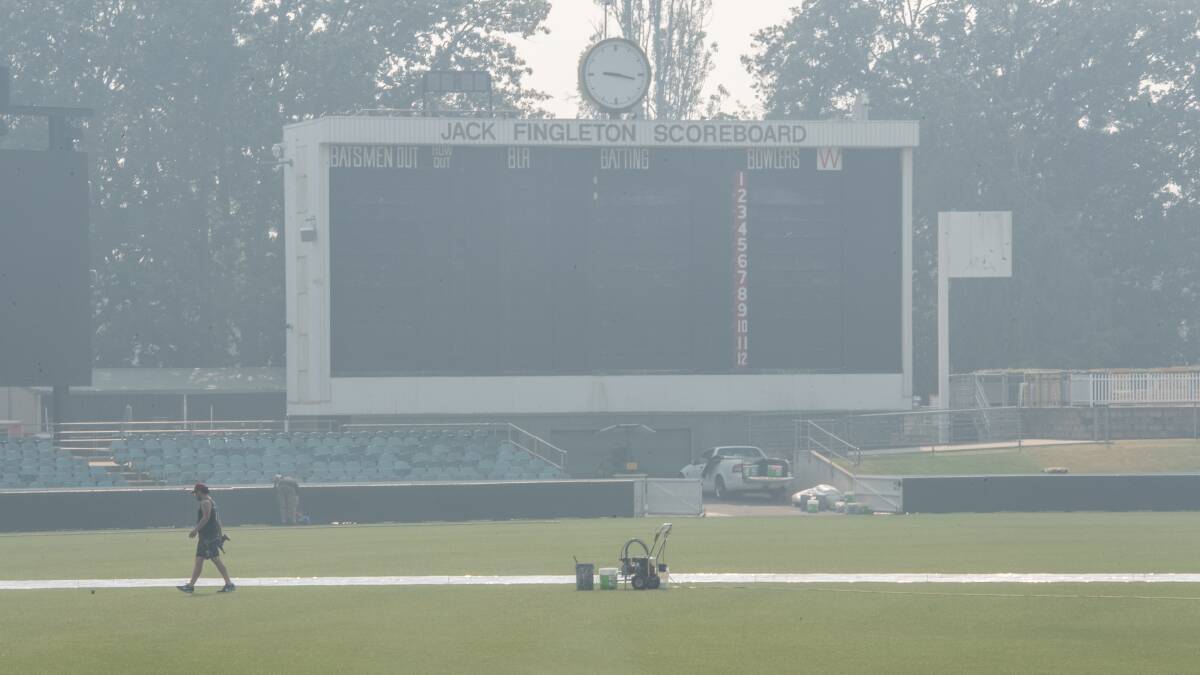 Manuka Oval is under heavy smoke haze due to the NSW bushfires. Picture: Karleen Minney
