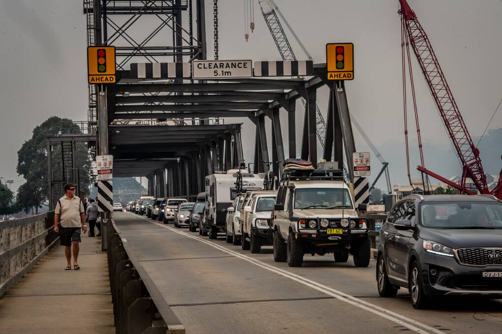 The Batemans Bay bridge with standstill traffic as holidaymakers evacuate. Picture: Karleen Minney