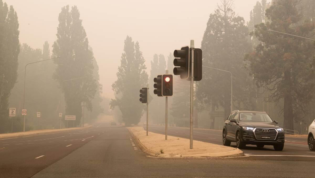 Smoke from Canberra Avenue over the weekend. Picture: Elesa Kurtz