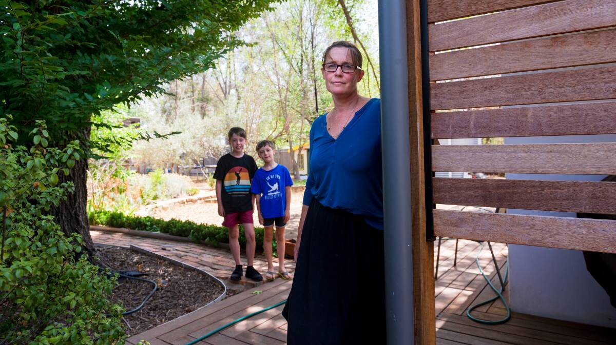 Oaks Estate resident Kate Gauthier, with her children Atticus and Luther Griffin, discusses the impact of Thursday's bushfire. Picture: Elesa Kurtz