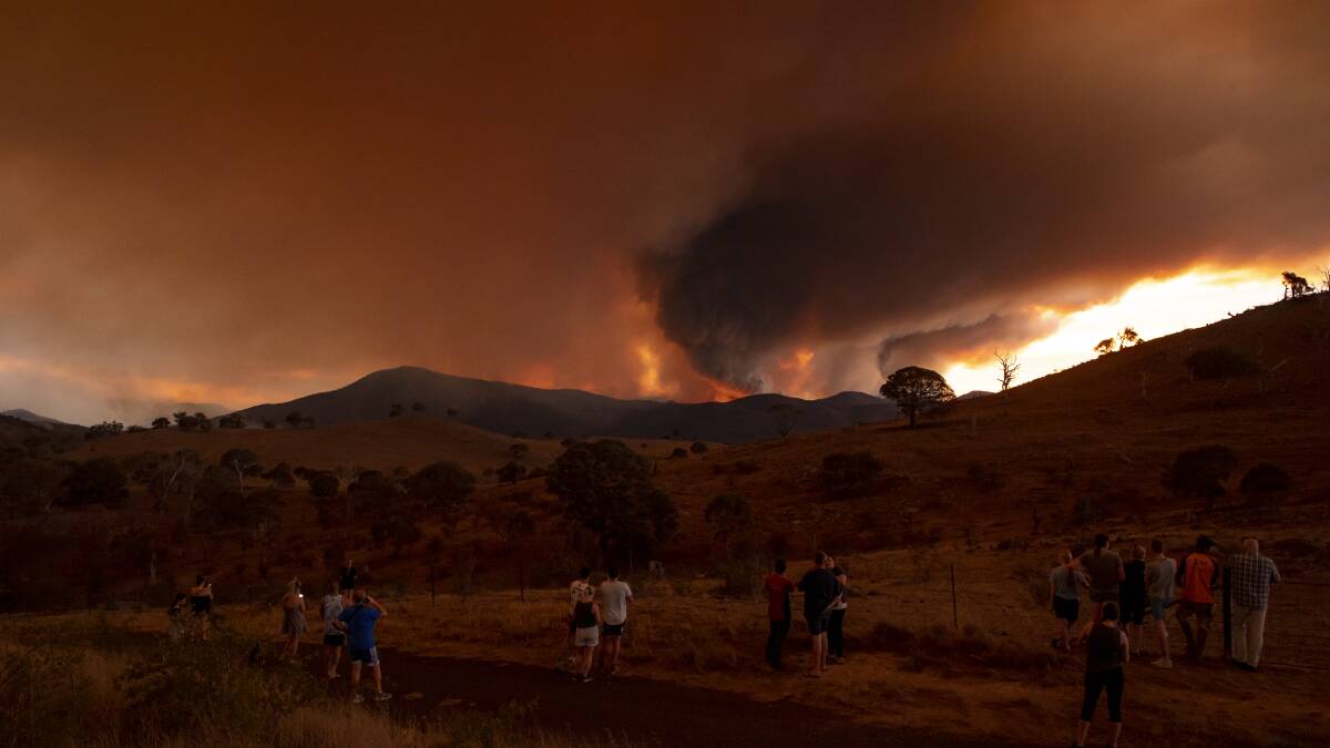 The bushfire in Namadgi National Park continued to burn out of control on Tuesday evening. Picture: Sitthixay Ditthavong