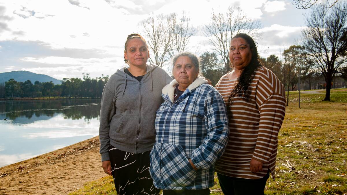 Nathan Booth's mother Rayleen (centre), with sisters Melanie, left, and Deanne Booth. Picture: Elesa Kurtz