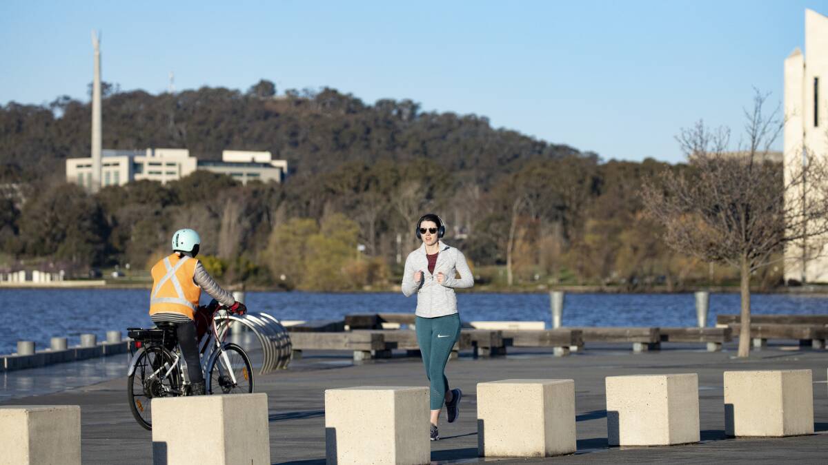 Canberrans making the most of the clear and sunny conditions around Lake Burley Griffin. Picture: Sitthixay Ditthavong