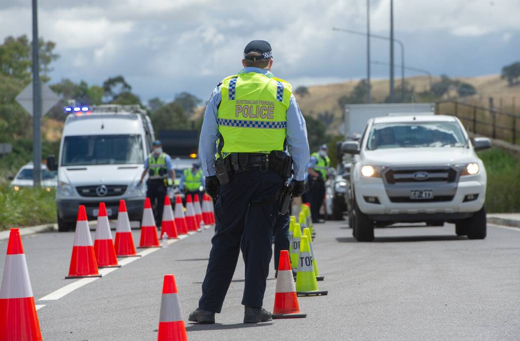 Police stop traffic entering from NSW. Picture: Elesa Kurtz