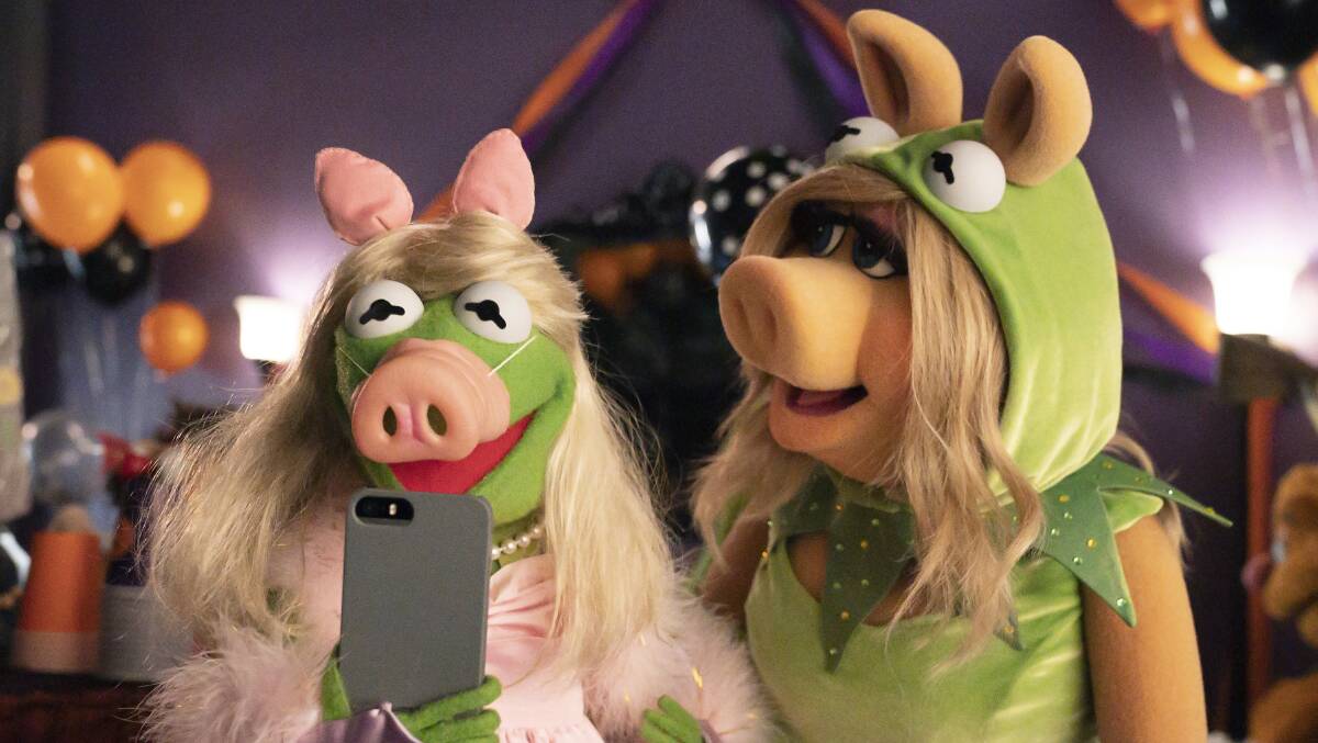 Kermit the Frog and Miss Piggy are back in Muppet Haunted Mansion. Picture: Disney