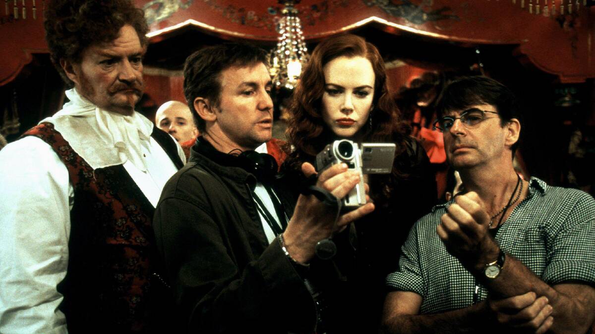 Jim Broadbent, Baz Luhrmann, Nicole Kidman on the set of Moulin Rouge! Picture: Allstar Picture Library Ltd. Alamy Stock