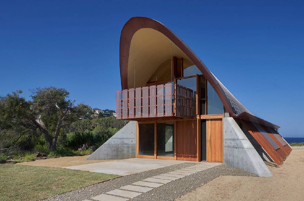 2020 National Architecture Awards new home joint winner Basin Beach House by Peter Stutchbury Architecture in Sydney's Northern Beaches, on the traditional land of the Cannalagal and Guringai peoples of the Eora. Photo by Michael Nicholson.