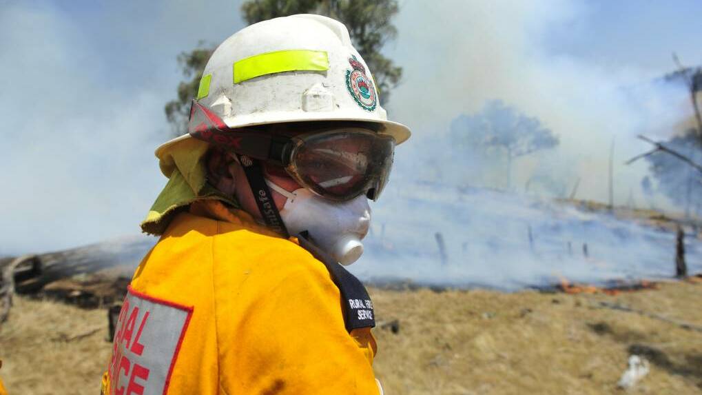 State of alert extended as ACT firefighters target fire seven kilometres from border