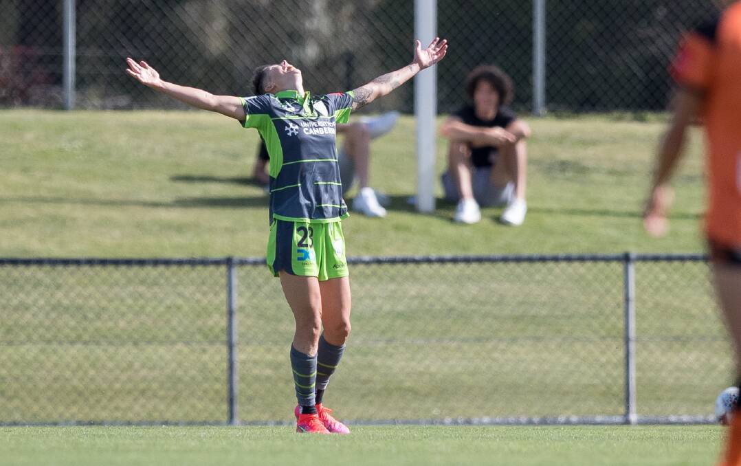 Michelle Heyman celebrates drawing level with Sam Kerr as the all-time leading W-League goalscorer. Picture: Sitthixay Ditthavong