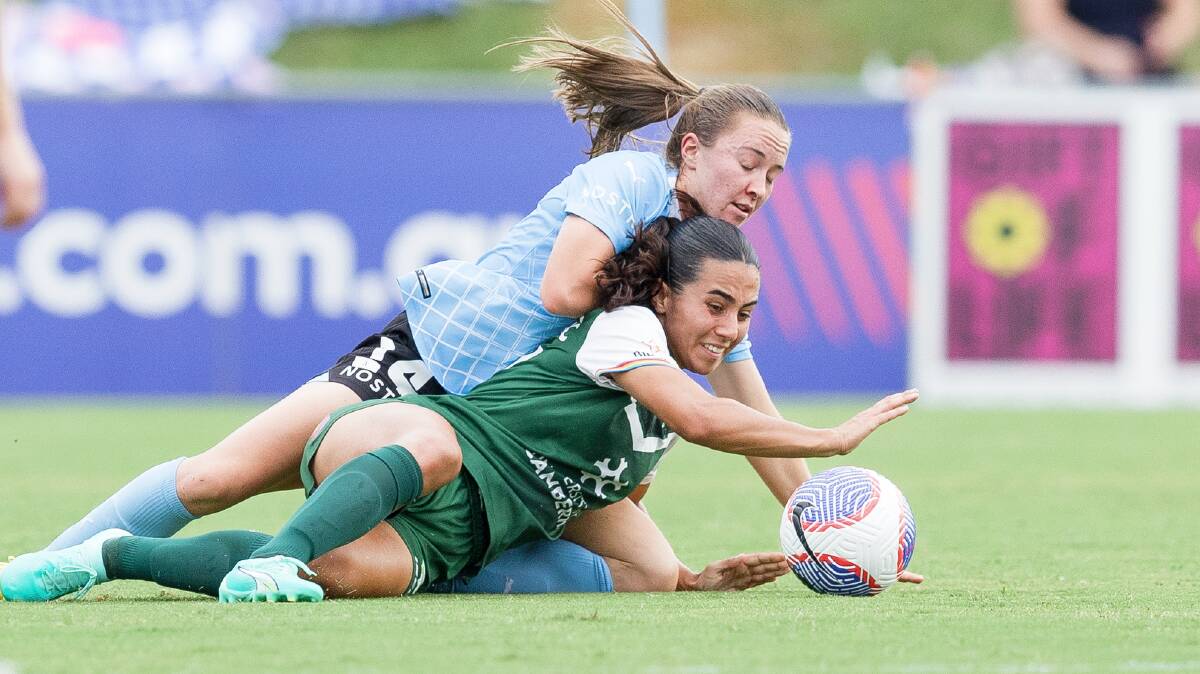 Canberra striker Vesna Milivojevic tussles with former United player Laura Hughes. Picture by Sitthixay Ditthavong