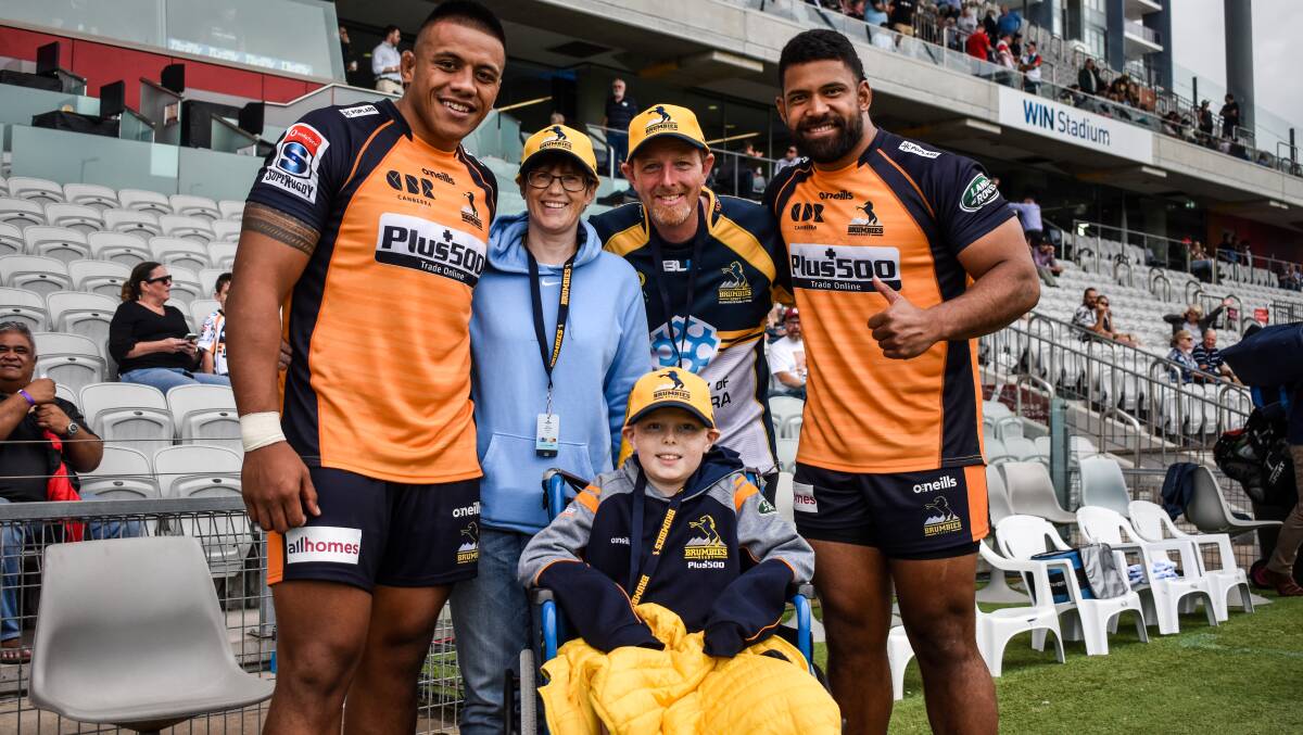 Allan Alaalatoa and Scott Sio with Chris Franklin (centre) and his parents Lisa and Don. Picture: Brumbies Media