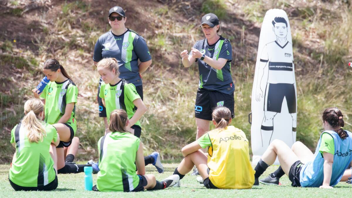  Coach Vicki Linton debriefs with her players following training on Thursday. Picture: Sitthixay Ditthavong