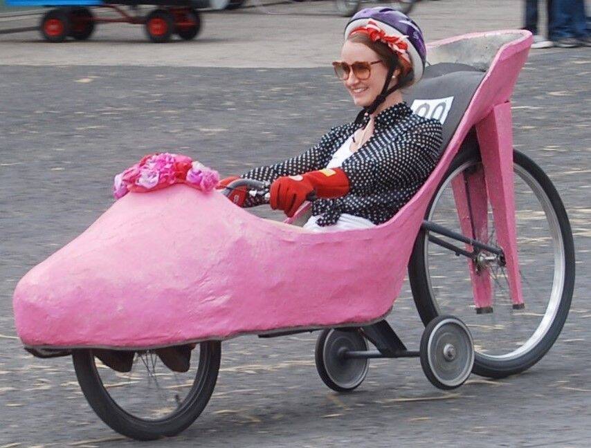 Alanna Snape in the pink shoe billy cart built by her mum. Photo: Glenda Snape