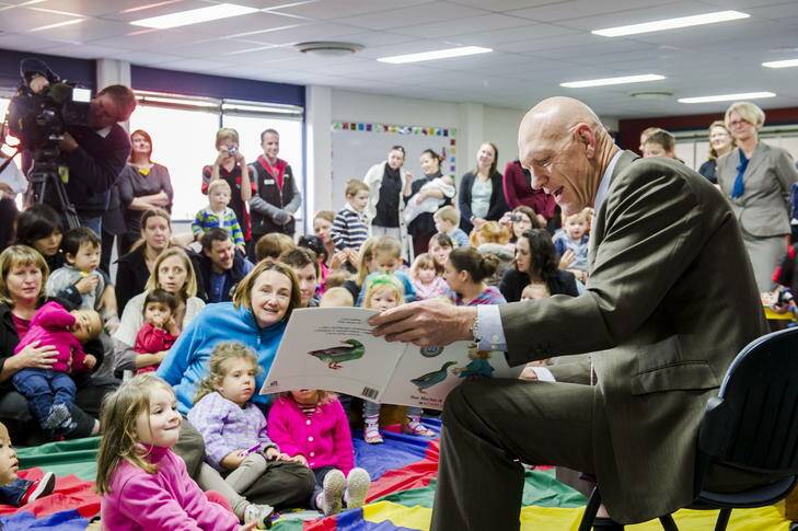 MP Peter Garrett reads a book to children at the launch of the 2012 Australian Early Development Index held at Mount Rogers Primary School. Photo: Rohan Thomson