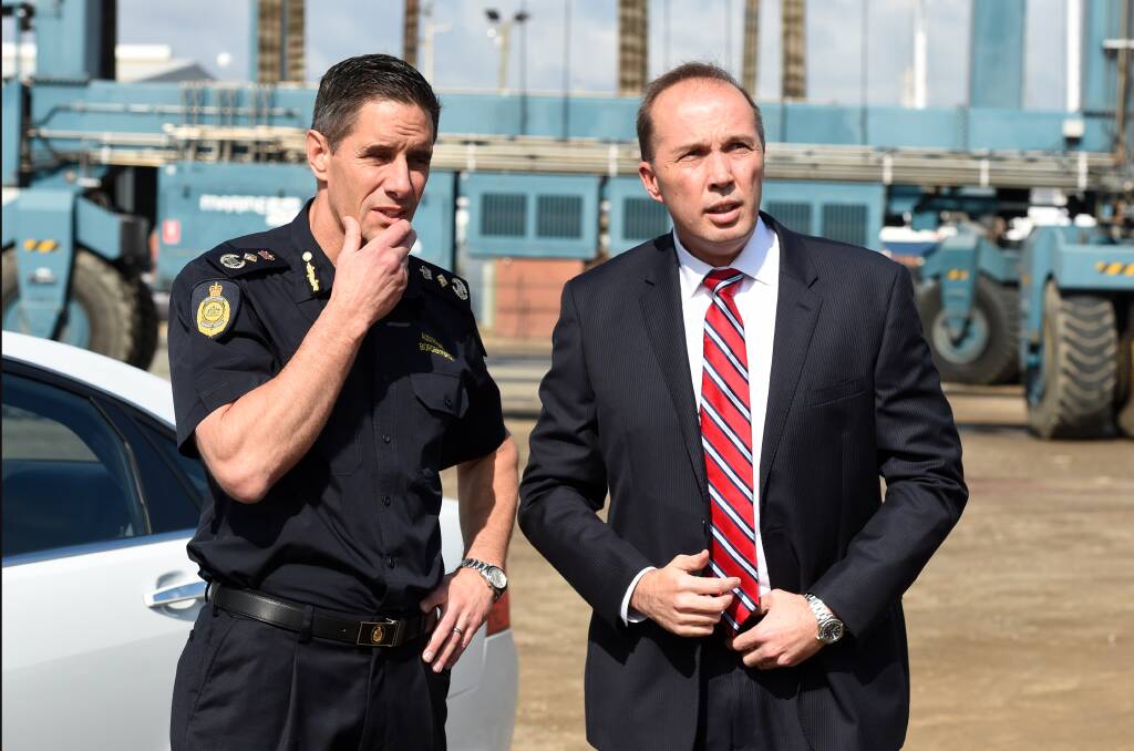 Home Affairs Minister Peter Dutton and former Australian Border Force commissioner Roman Quaedvlieg in 2015. Photo: AAP