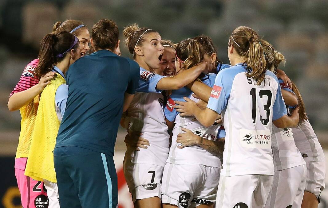 Jessica Fishlock of Melbourne City celebrates scoring the matchwinner with teammates. Photo: Getty Images