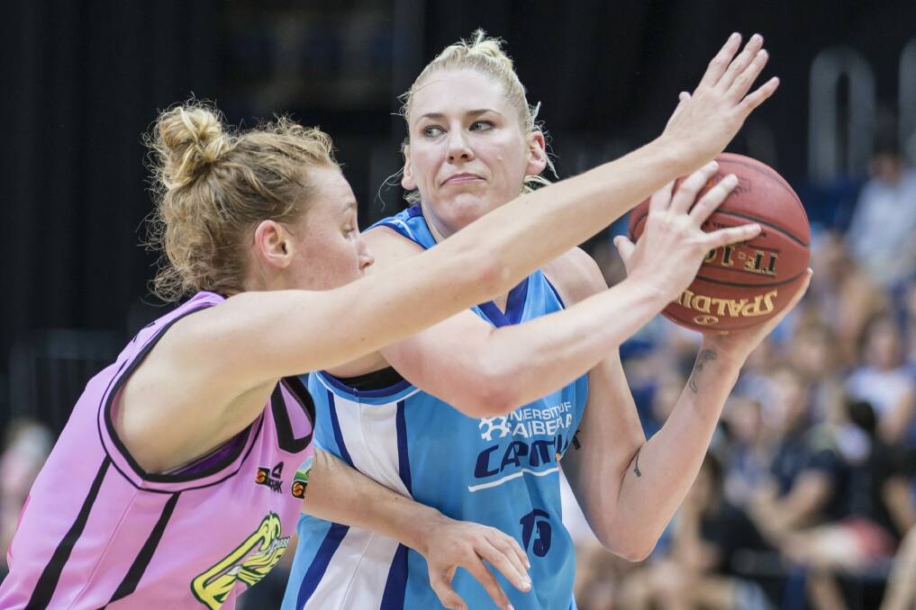 Lauren Jackson of the Canberra Capitals drives at the basket.
 Photo: Matt Bedford 