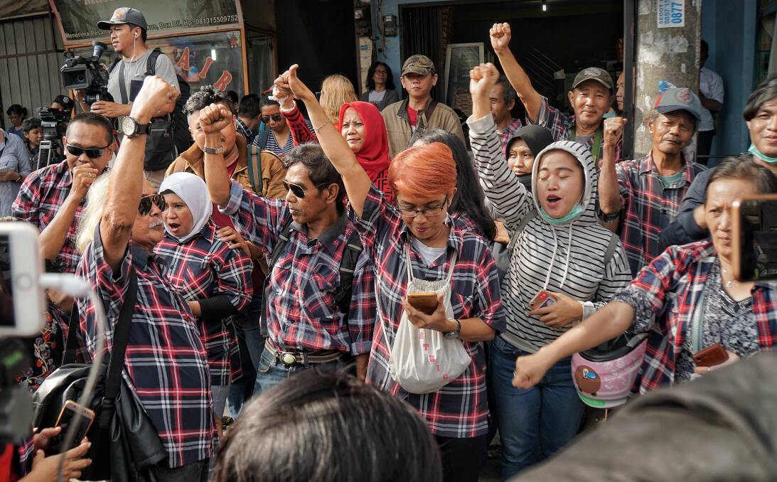 Ahok supporters in front of Brimob Command HQ in Depok. They waited all night for his release on Thursday. Photo: Amilia Rosa
