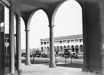 Northbourne Avenue from Colonnades of Melbourne Building, taken in 1928 by William Mildenhall. Photo: National Archives of Australia