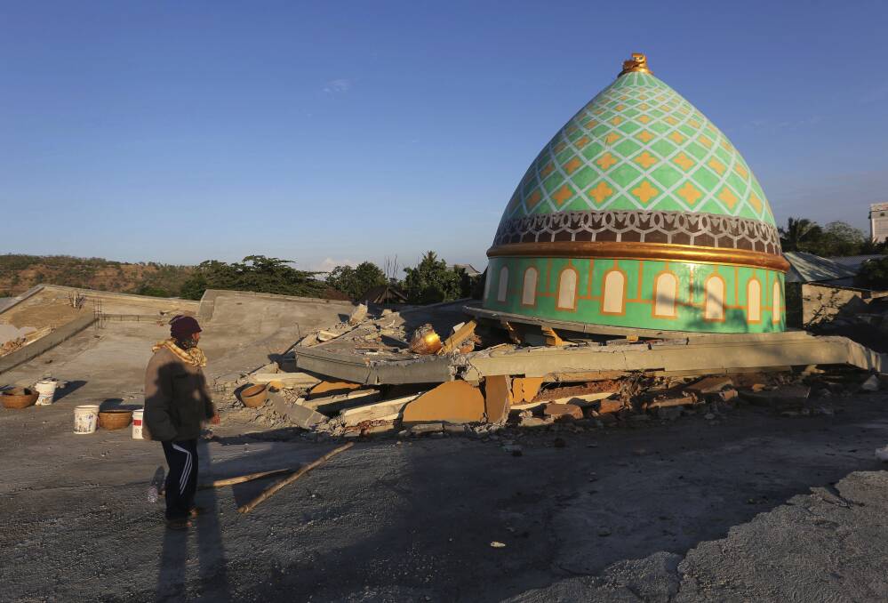 Locals view the devastation of a collapsed Jamiul Jamaah Mosque in Bangsal, North Lombok, Indonesia. Photo: AP