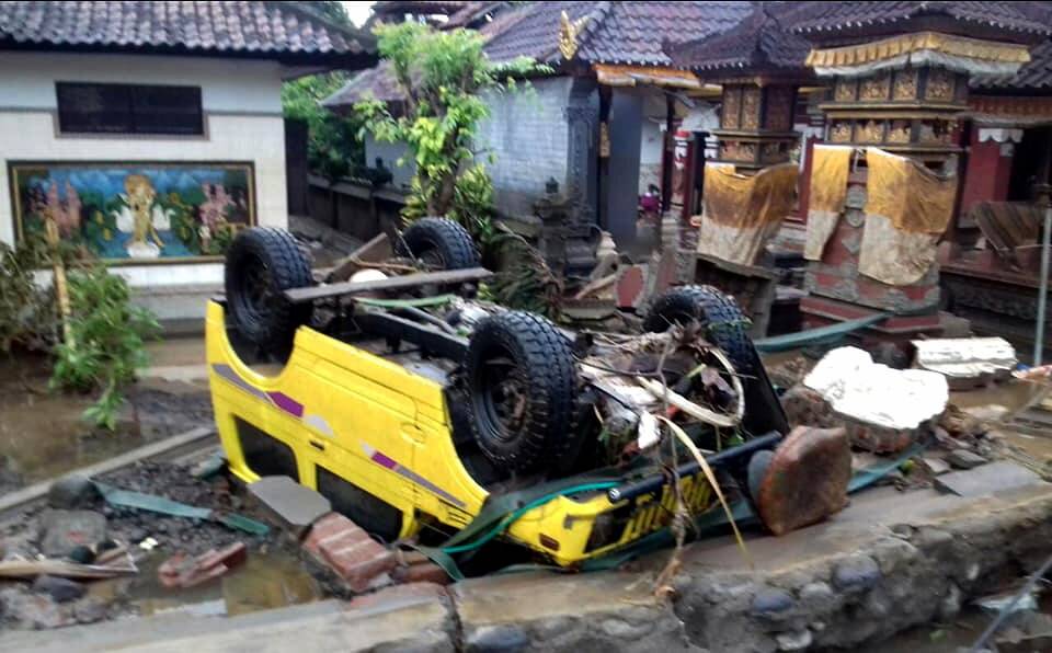 A ruined car that was rolled over after the tsunami hit Sunda Strait. Photo: BNPB
