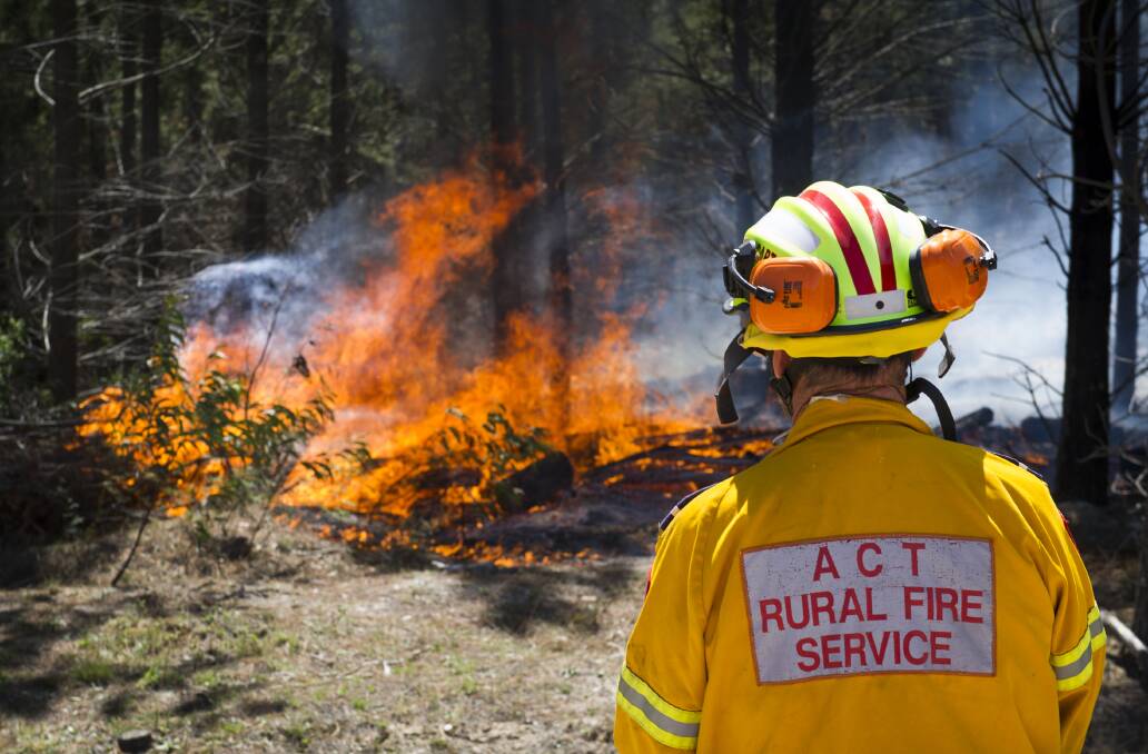 ACT rural firefighters at the fire containment line at Pierces Creek. Photo: Elesa Kurtz
