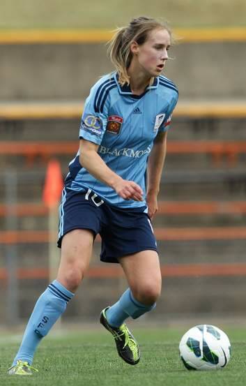 Ellyse Perry playing for Sydney FC. Photo: Wolter Peeters