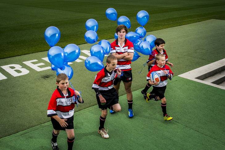 U11s vikings rugby asthma sufferers Ben Garani, Jacob Aldridge, Tim Moran, and Aidan Titt, with Young Brumby Eddie Jones. Photo: Rohan Thomson