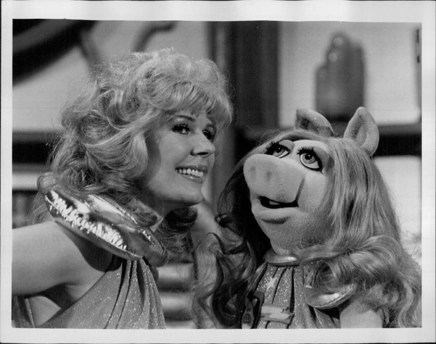 The queen of false lashes, Miss Piggy, with M*A*S*H* actress Loretta Swit in 1980. Photo: The Daily Star