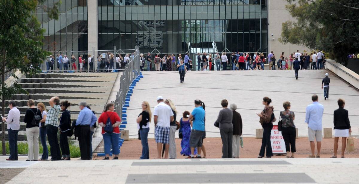  The  massive queue  waiting to see the  Masterpieces from Paris exhibition  at the National Gallery of Australia in 2010.  Photo: Richard Briggs