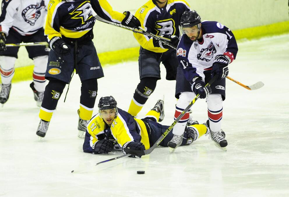 Peter Taylor of CBR Brave and Liam Jeffries of Perth Thunder in action. Photo: Melissa Adams
