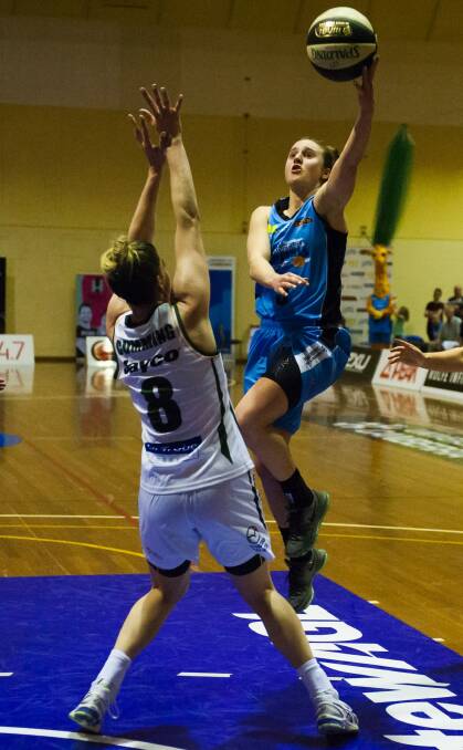 Lauren Mansfield drives to the ring for the Canberra Capitals. Photo: Elesa Kurtz