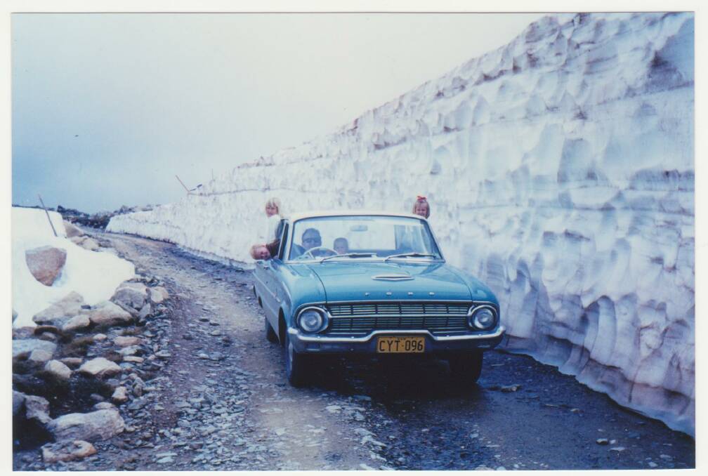 The Irvine family on the road between Sponars and Smiggin Holes in 1969. You don’t see walls of snow like this anymore! Photo: Maurine Irvine and www.perisherhistory.org.au