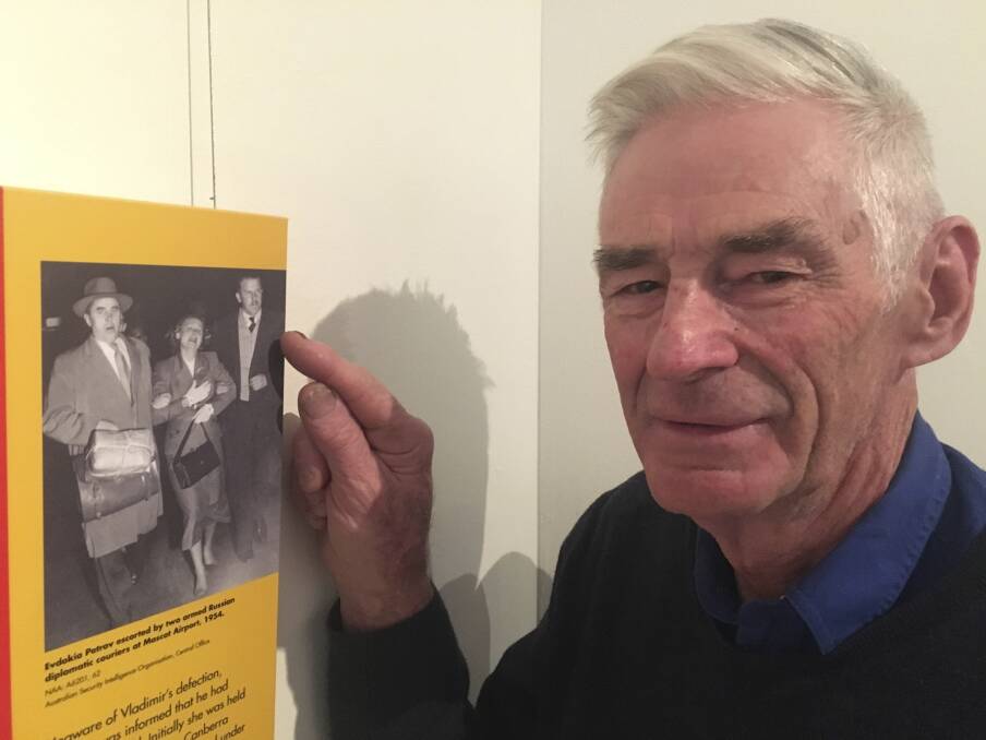 Alan Reid points to the Soviet KGB agent who chased him through Red Hill after pilfering cherries from the Soviet Ambassador’s backyard in 1954. Photo: Tim the Yowie Man
