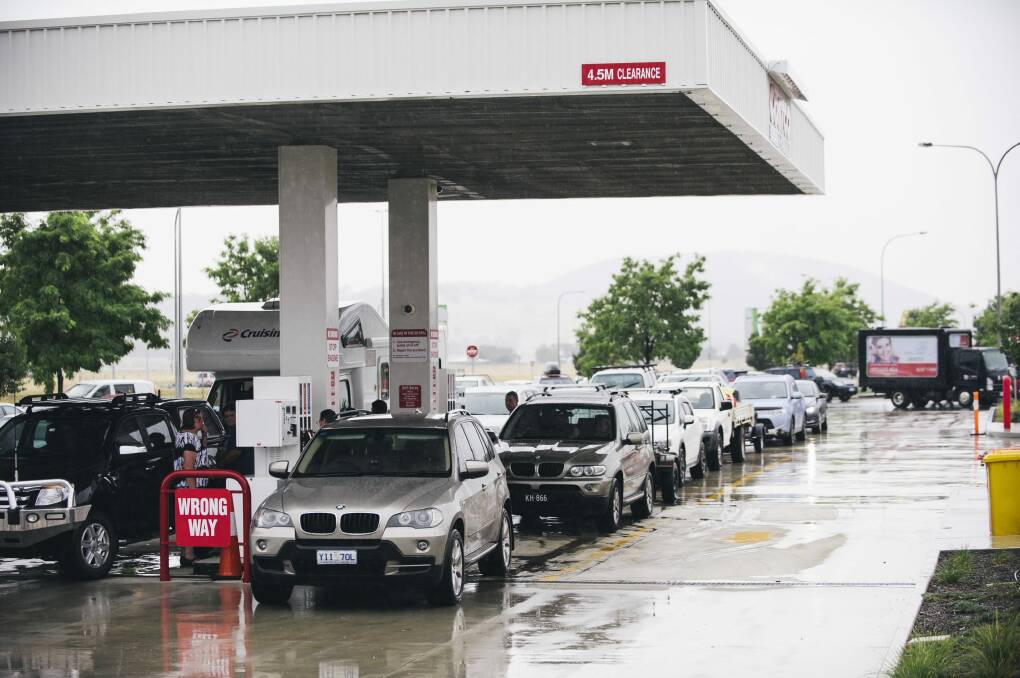 Cars line up for cheap fuel at Costco and Caltex at Majura. Photo: Rohan Thomson