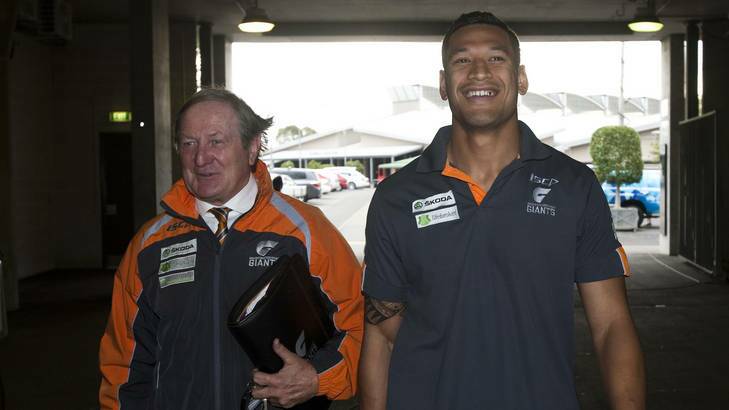 Greater Western Sydney Giants head coach Kevin Sheedy speaks to Israel Folau before before his retirement from AFL. Photo: Getty Images