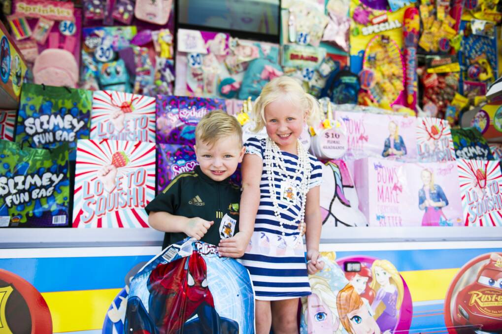 Arlo Hatley 3 and Ava Longley 4 geit their first ever showbags. Photo: Dion Georgopoulos