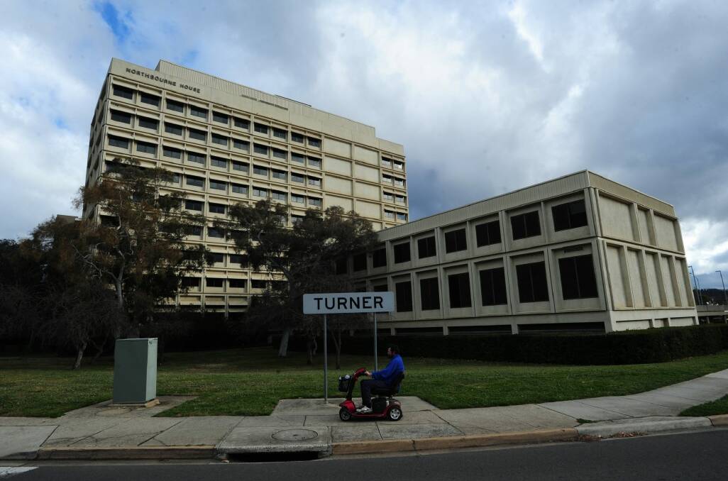 Former Defence employee Glenn Smith told ABC Radio he had found loose-fill asbestos in his office at Northbourne House in 1990.