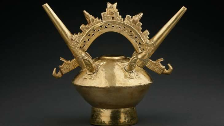 A gold vessel with bridge and double spouts from 750-1375 AD. Photo: Daniel Giannoni