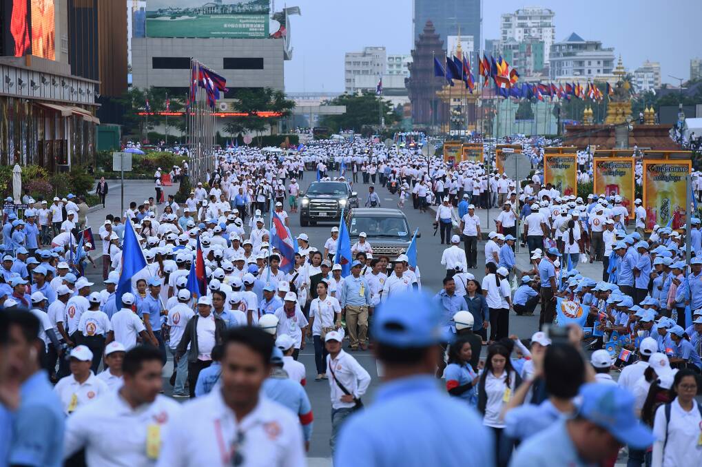 The crowd walks towards the Hun Sen's rally. Photo: Kate Geraghty