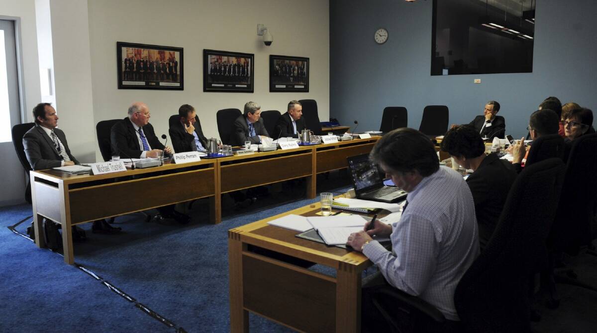 The Inquiry into the proposed Appropriation (Loose-fill Asbestos Insulation Eradication) Bill 2014-15. Minister for Territory and Municipal Services, Shane
Rattenbury, centre, faces questions along with other personnel. Photo: Graham Tidy