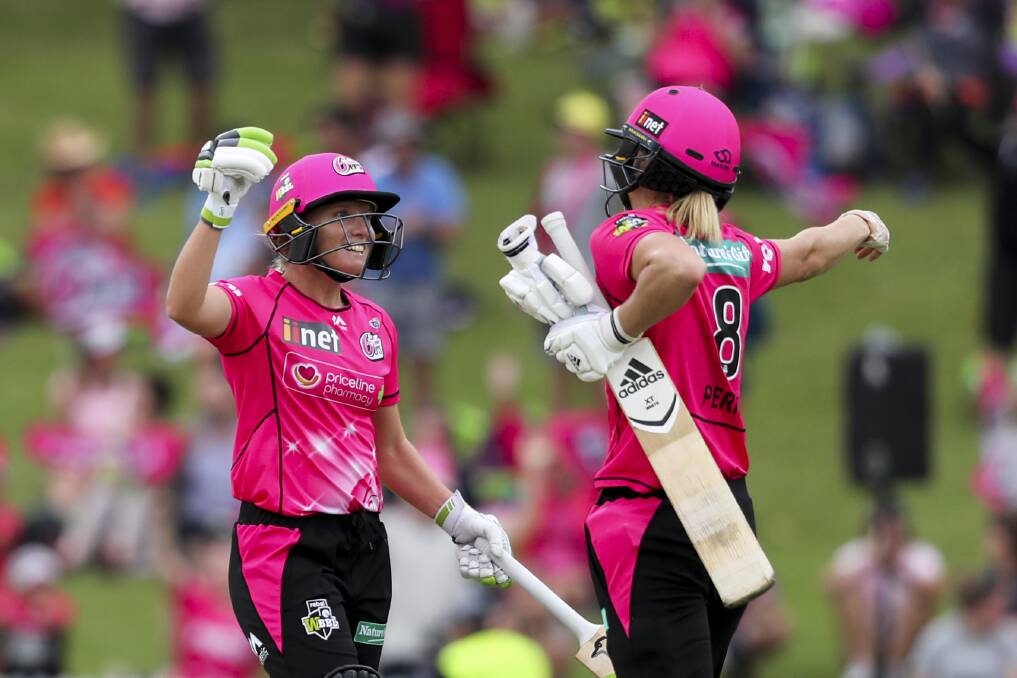 Alyssa Healy and Ellyse Perry react after winning the super over. Photo: AAP