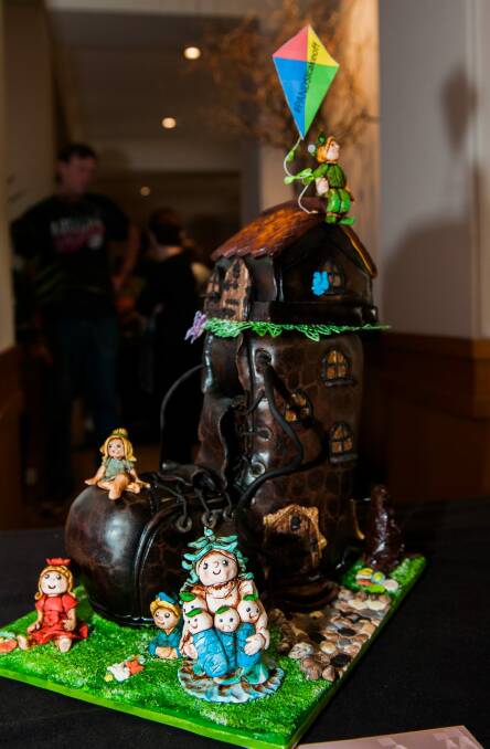 Old Woman Who Lived in a Shoe cake made by Someonesaycake?was auctioned for $650. Photo: Elesa Kurtz