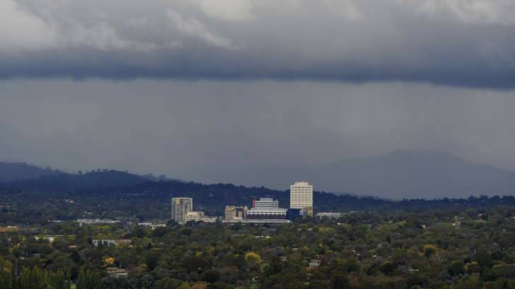 An ominous band of cloud moves in over Woden Valley from the southeast today. Photo: Graham Tidy