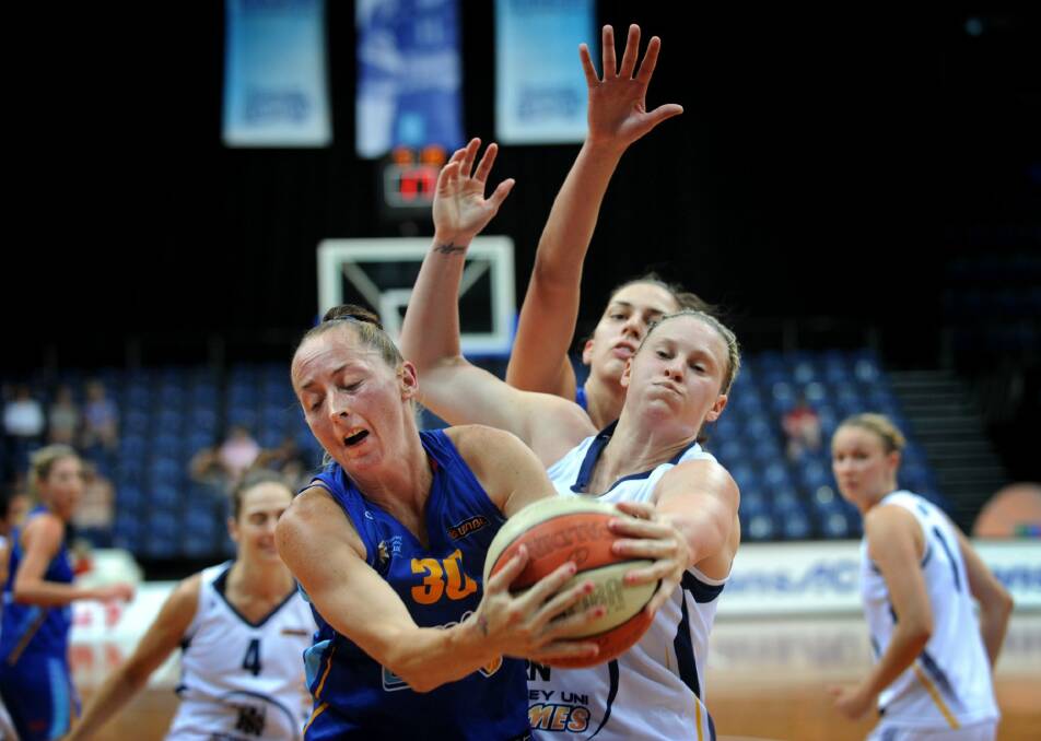 Capitals Michelle Cosier fights for a rebound. Photo: Marina Neil