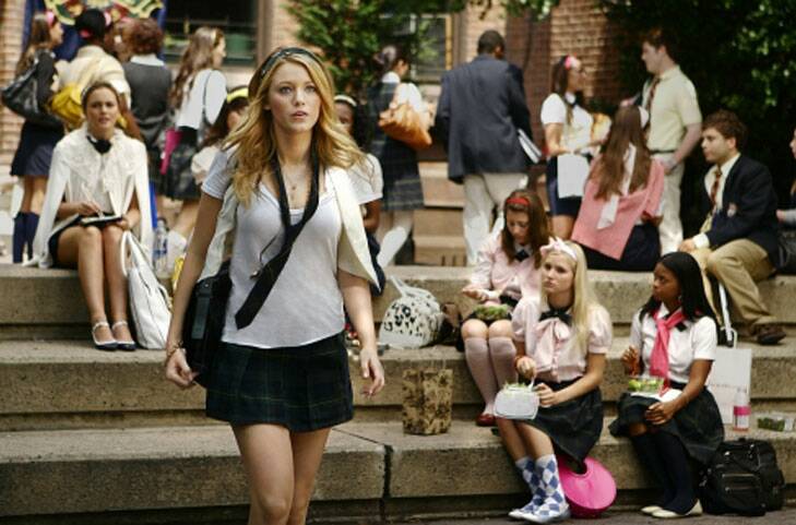 The core five cast members of <i>Gossip Girl</i> have signed on for another season.