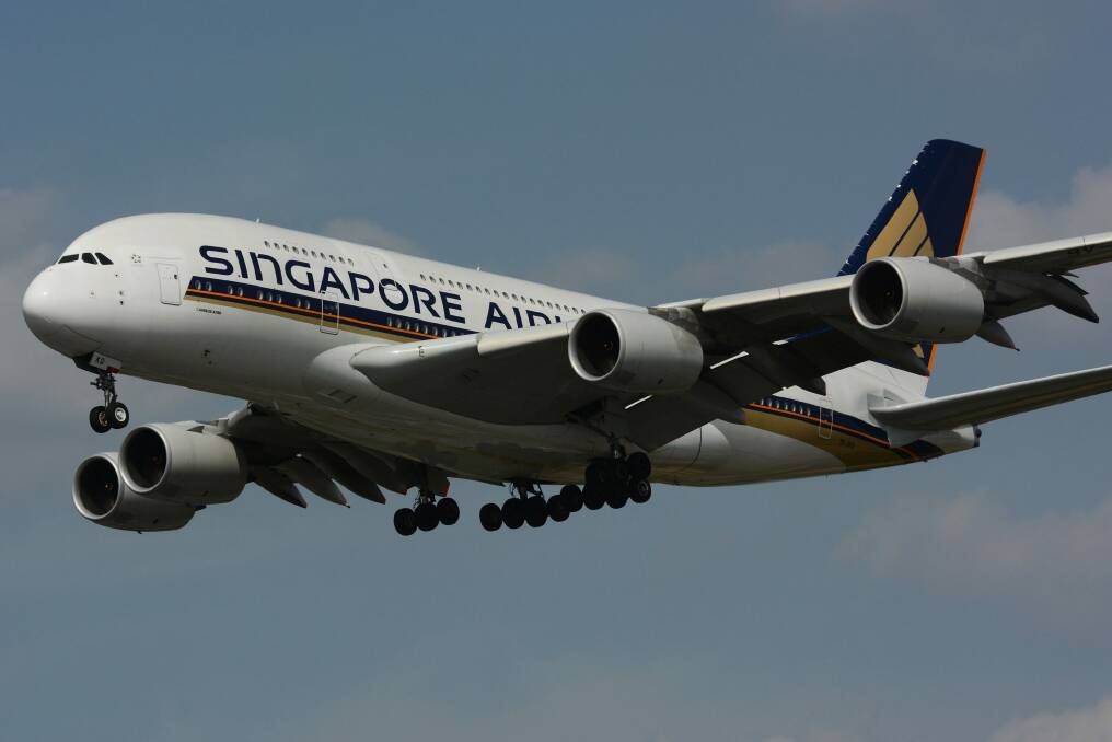 DRK79J Singapore Airlines Airbus A380 Super Jumbo on approach into London Heathrow Airport from Singapore str3-a380 SatDec9cover Photo: Chris Goodwin / Alamy Stock Photo