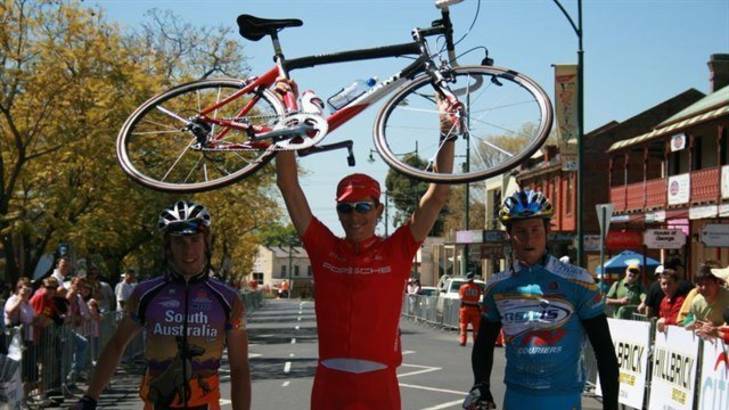 Robbie Williams celebrates his 2007 Goulburn to Sydney win. Photo: Cycling NSW