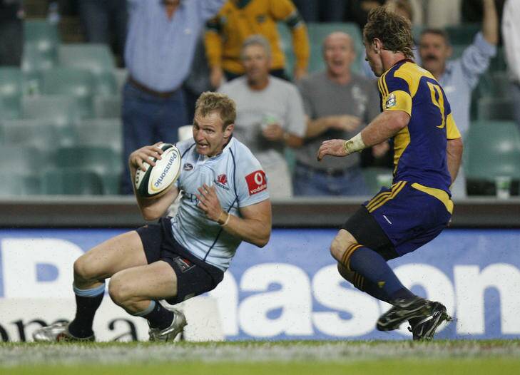 Super 14 Rugby Union at Aussie Stadium, Sydney.  Waratahs V Highlanders.  Image shows Waratahs Peter Hewat in for a try  during the second half which brought the score to Waratahs 25 and Highlanders 26.   Fairfax.  21 April 2007.  Photo by Simon Alekna.          64141 Photo: Simon Alekna